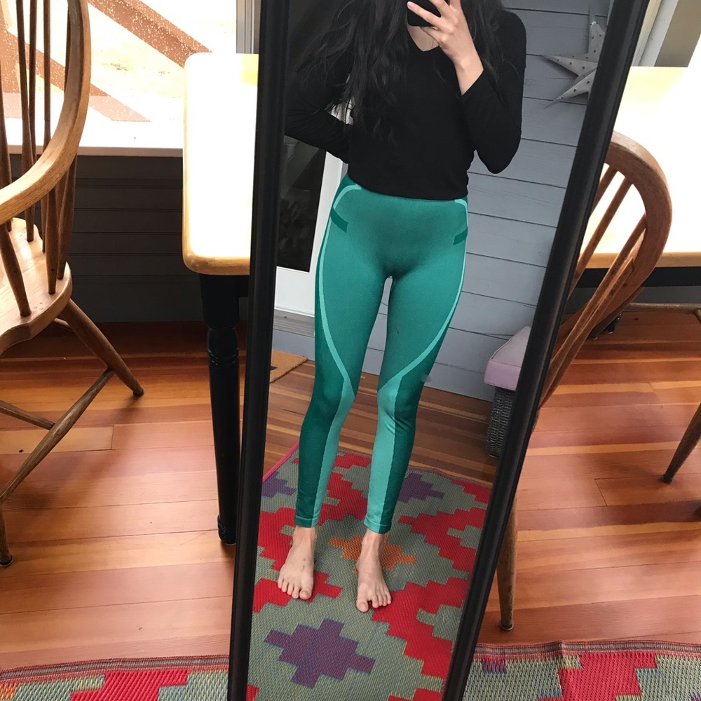 BODY FLATTERING LEGGINGS